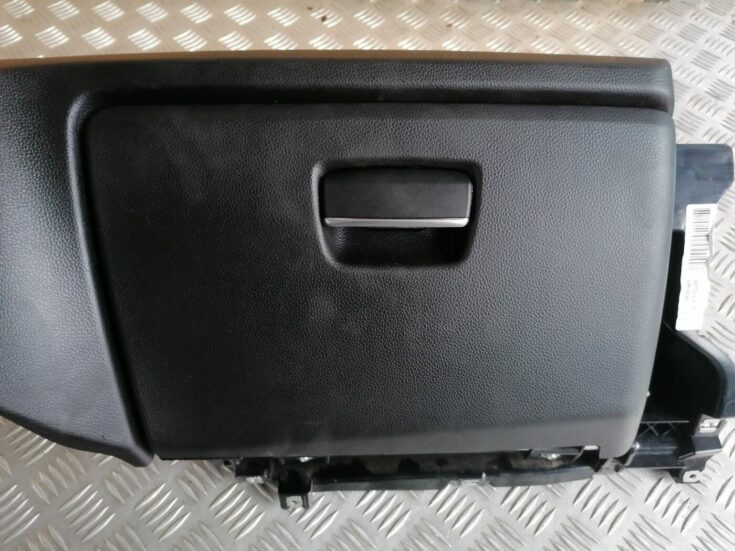 Mantu glabāšanas nodalījums pasažiera pusē priekš BMW 1 E87 2007 GRAPHITE