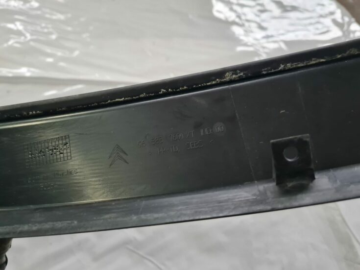 Vējstikla uzlikas (deflektora) režģis priekš CITROEN C4 2006-2
