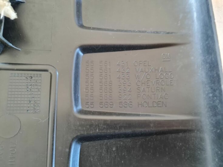 Dzinēja dekoratīvais vāks priekš OPEL ASTRA J 2013