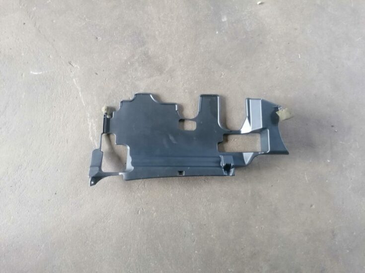 Mērinstrumentu paneļa apakšēja apdare priekš TOYOTA AVENSIS 2007