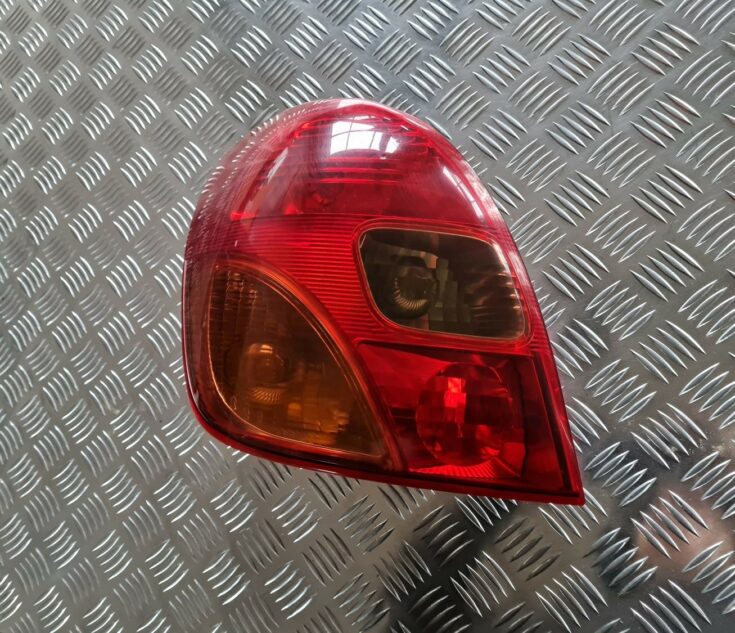 Aizmugurējais kreisais lukturis priekš TOYOTA COROLLA VERSO 2003