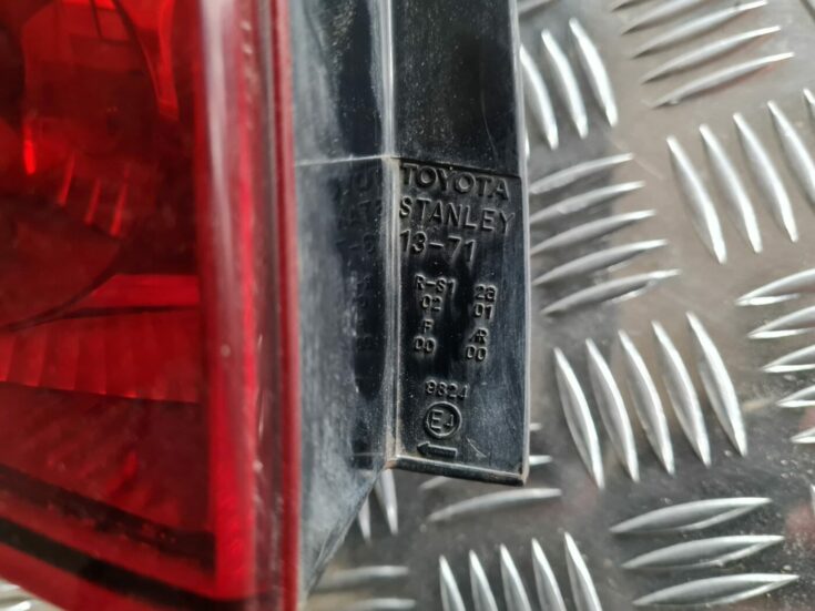 Aizmugurējais kreisais lukturis priekš TOYOTA COROLLA VERSO 2003