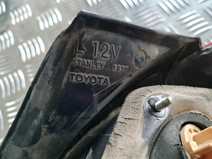 Aizmugurējais kreisais lukturis priekš TOYOTA COROLLA VERSO 2003