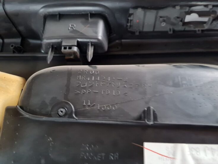Priekšējo labo durvju apdare priekš MITSUBISHI LANCER 2006