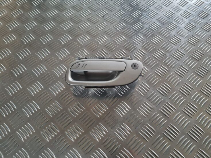 Priekšējāis kreisais durvju rokturis priekš VOLVO V70 2003 SILVER