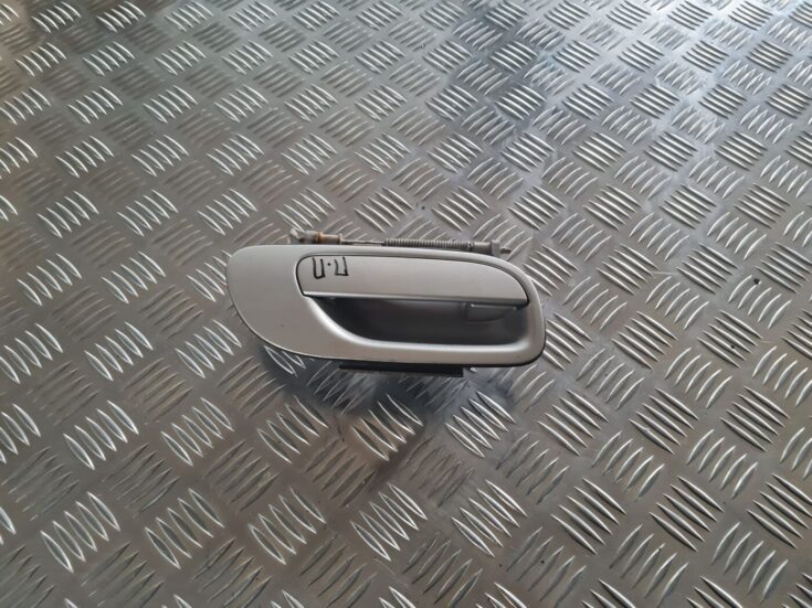 Priekšējāis labais durvju rokturis priekš VOLVO V70 2003 SILVER