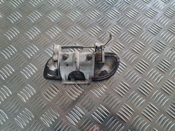 Priekšējāis labais durvju rokturis priekš VOLVO V70 2003 SILVER