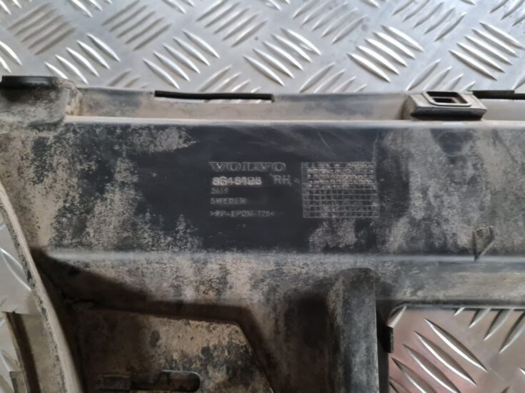 Aizmugurējā spārna un bufera stiprinājums priekš VOLVO V70 2003 SILVER