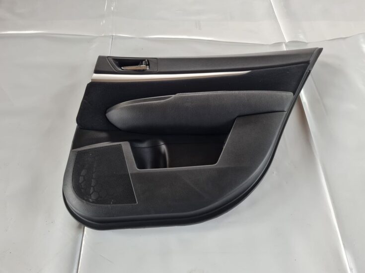 Aizmugurējo labo durvju apdare priekš SUBARU LEGACY 2010