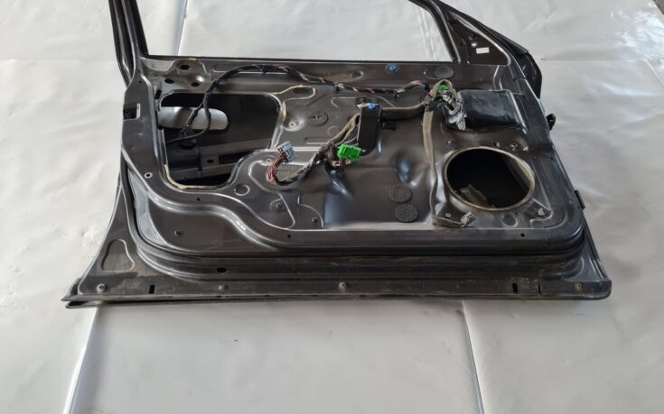 Priekšējās kreisās durvis priekš VOLVO V70 2006