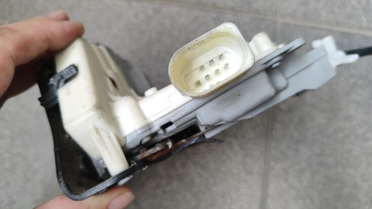 Priekšējo labo durvju slēdzene priekš VW PASSAT B6 2008 ANGL.