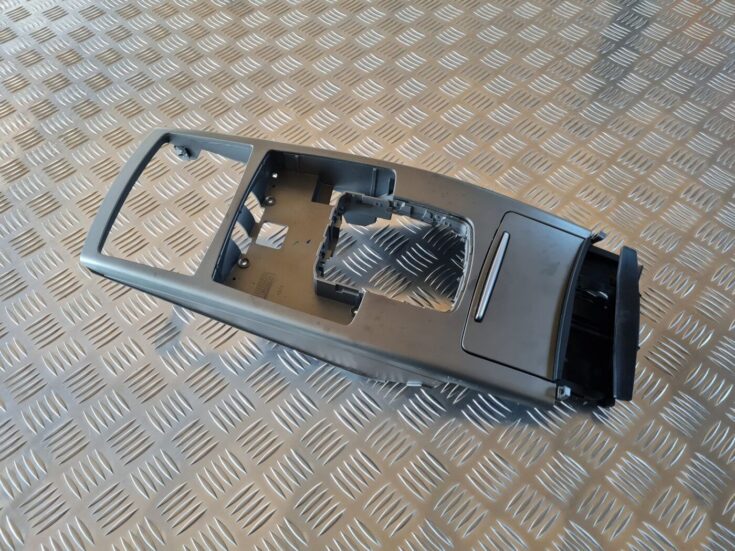 Centrālās konsoles (apdares) vidēja daļa priekš AUDI A6 2008