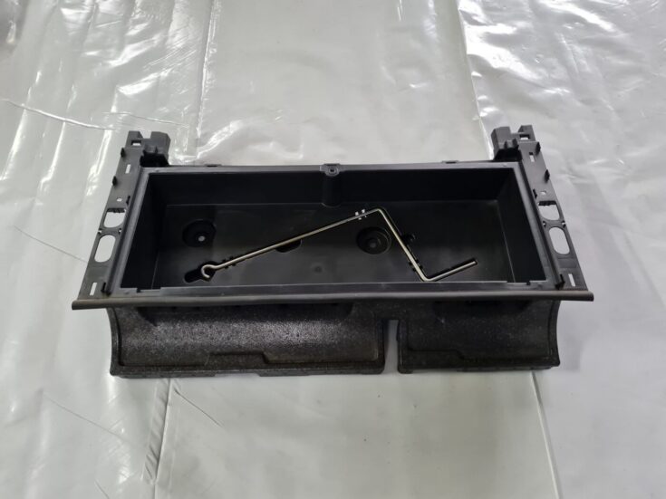 Instrumentu kaste priekš TOYOTA AVENSIS 2010