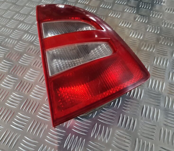 Aizmugurējais labais lukturis priekš ŠKODA FABIA 2003