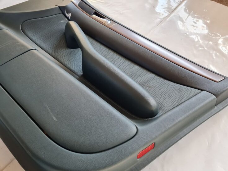 Priekšējo labo durvju apdare priekš AUDI A6 1998