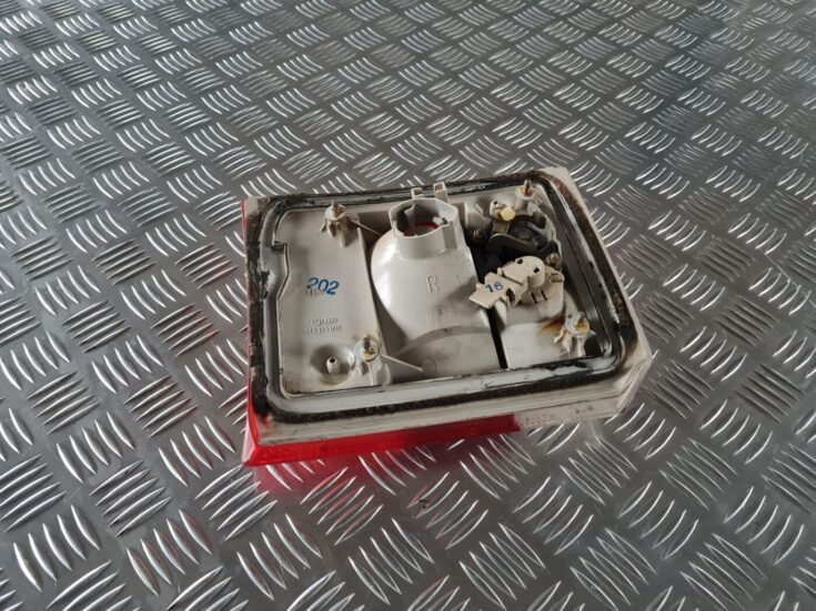 Bagāžnieka vāka labais lukturis priekš AUDI 80 1991