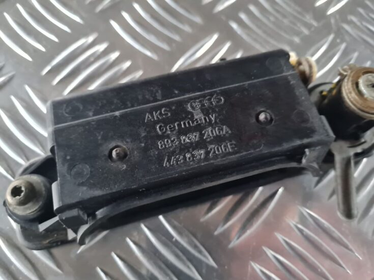 Priekšējāis labais durvju rokturis priekš AUDI 80 1991