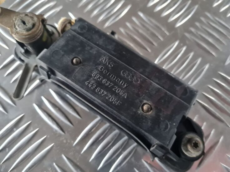 Priekšējāis kreisais durvju rokturis priekš AUDI 80 1991
