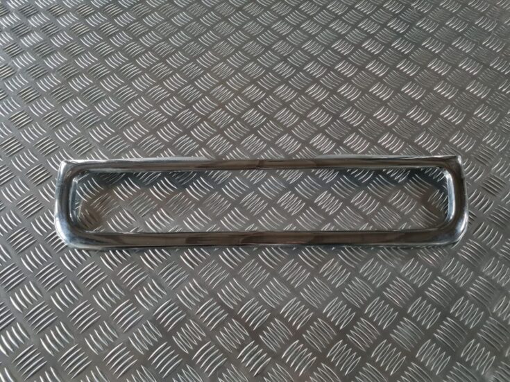 Priekšējā režģa hromēta uzlika priekš AUDI 80 1991