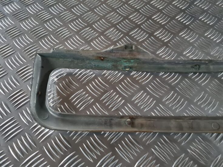 Priekšējā režģa hromēta uzlika priekš AUDI 80 1991