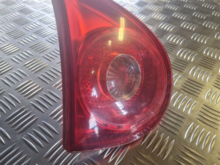 Bagāžnieka vāka kreisais lukturis priekš VW GOLF 5 2004