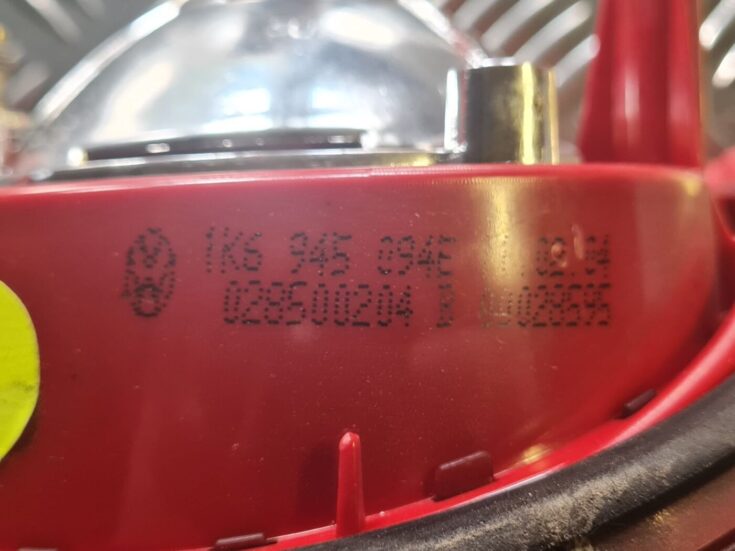 Bagāžnieka vāka labais lukturis priekš VW GOLF 5 2004