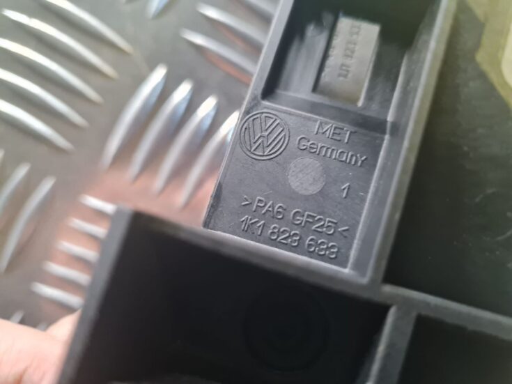 Pārsega atveršanas rokturis salonā priekš VW GOLF 5 2004