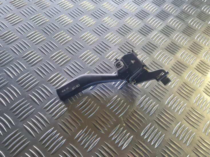Pagrieziena rādītāju slēdzis priekš VW GOLF 5 2004