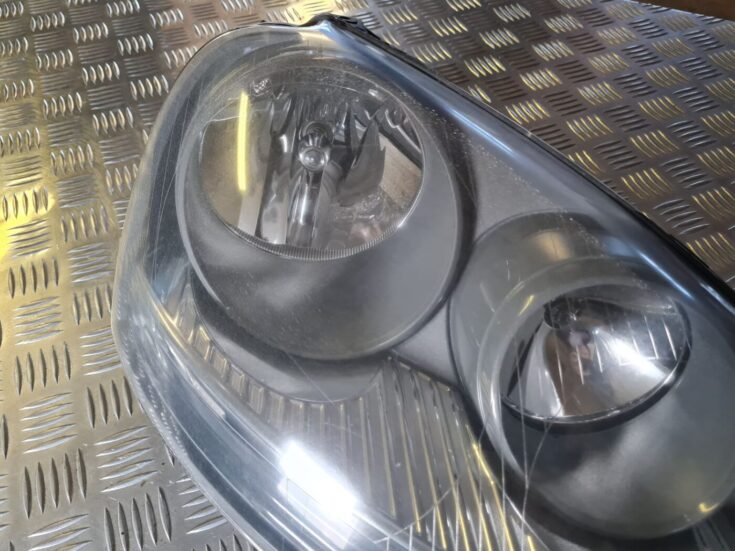Priekšējais labais lukturis priekš VW GOLF 5 2004
