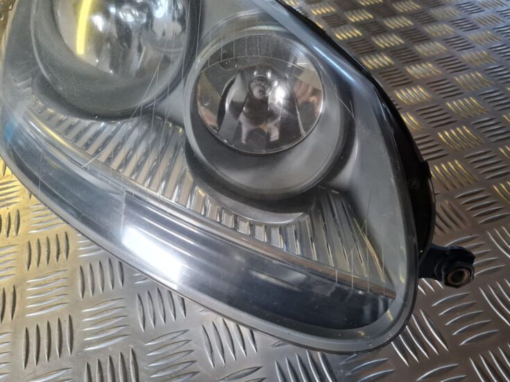 Priekšējais labais lukturis priekš VW GOLF 5 2004