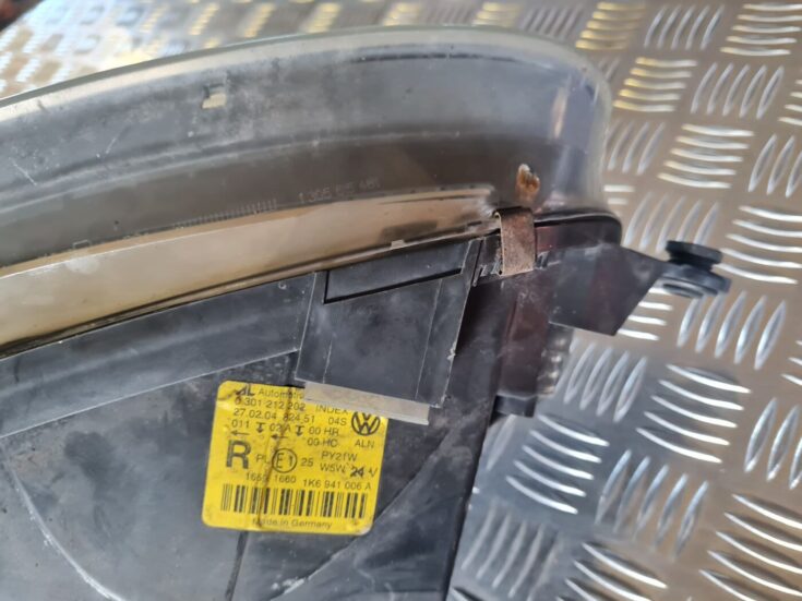 Priekšējais labais lukturis priekš VW GOLF 5 2004