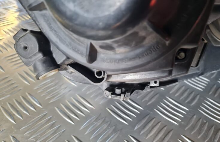 Priekšējais labais lukturis priekš VW GOLF 5 2004