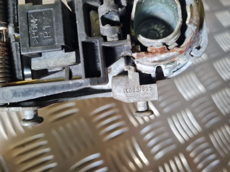 Aizmugurējāis labais durvju rokturis priekš VW GOLF 5 2004