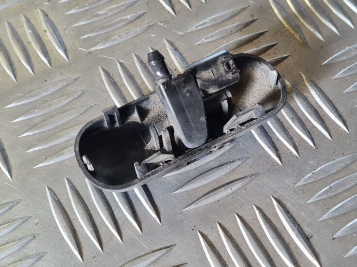 Vējstikla mazgāšanas šķidruma sprausla priekš VW GOLF 5 2004