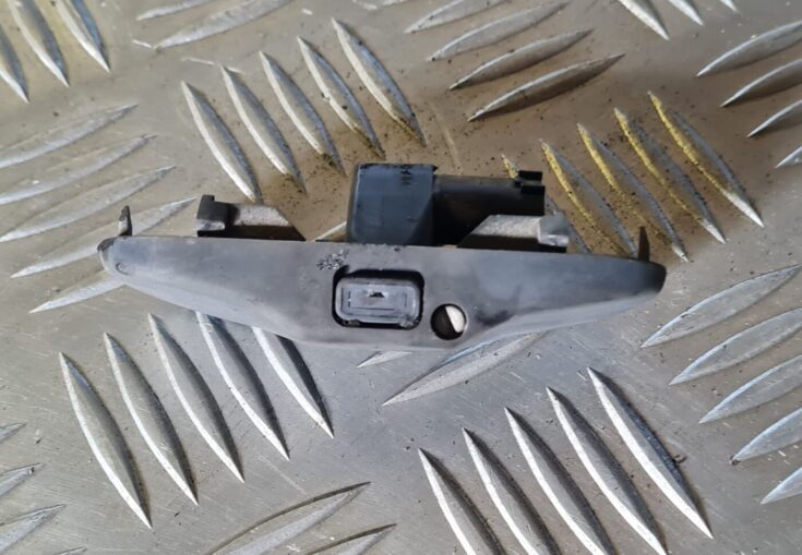 Vējstikla mazgāšanas šķidruma sprausla priekš VW GOLF 5 2004