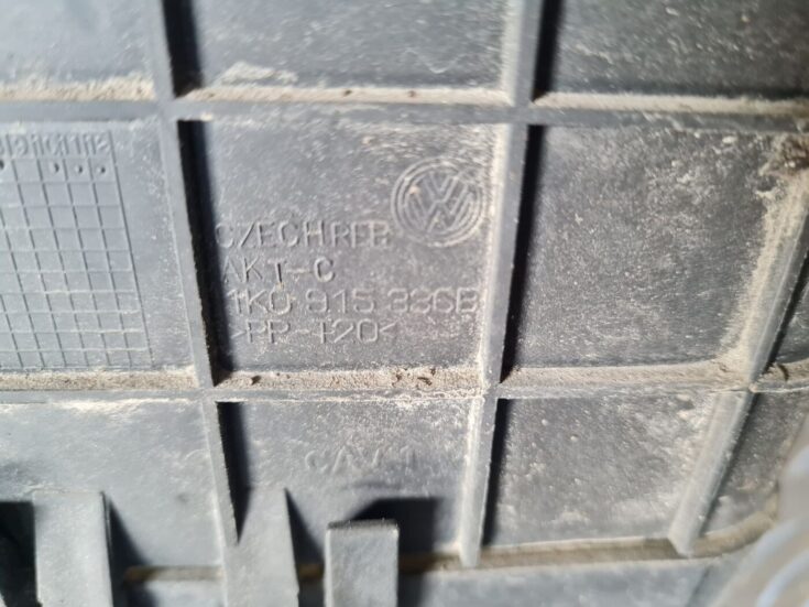 Akumulatora stiprināšanas korpuss priekš VW GOLF 5 2004
