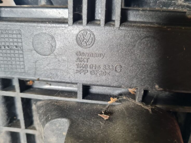 Akumulatora stiprināšanas korpuss priekš VW GOLF 5 2004