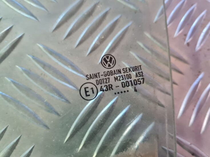 Aizmugurējo kreiso durvju stikls priekš VW GOLF 5 2004