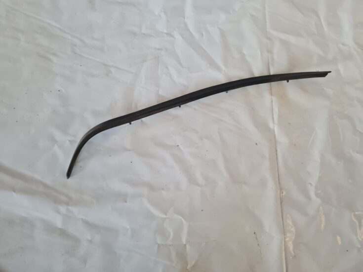 Durvju stikla moldings priekš VW GOLF 5 2004