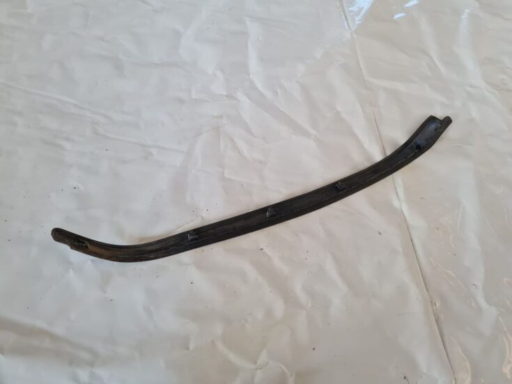 Durvju stikla moldings priekš VW GOLF 5 2004