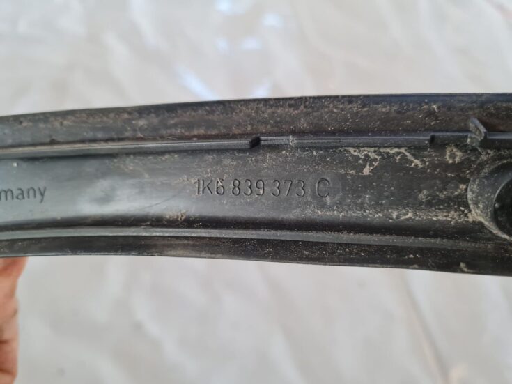 Durvju stikla moldings priekš VW GOLF 5 2004