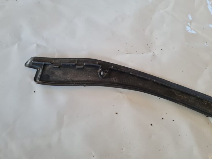 Durvju stikla moldings priekš VW GOLF 5 2004