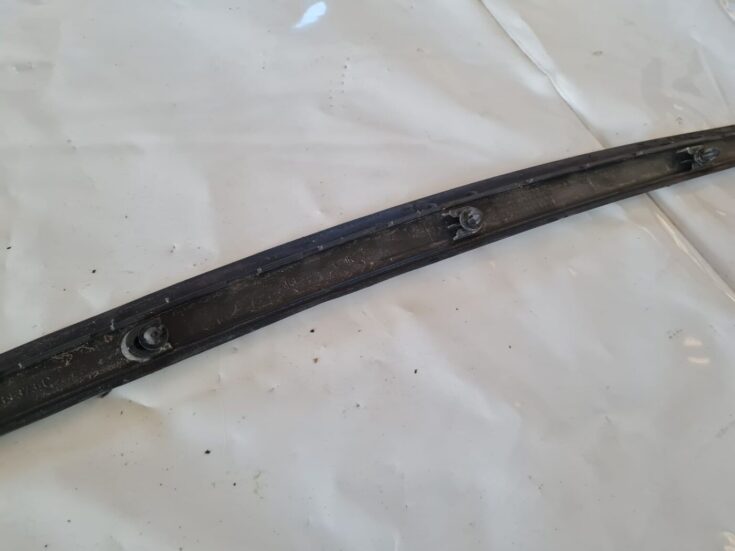 Durvju stikla moldings priekš VW GOLF 5 2004
