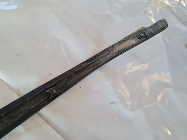 Durvju stikla moldings priekš VW GOLF 5 2004