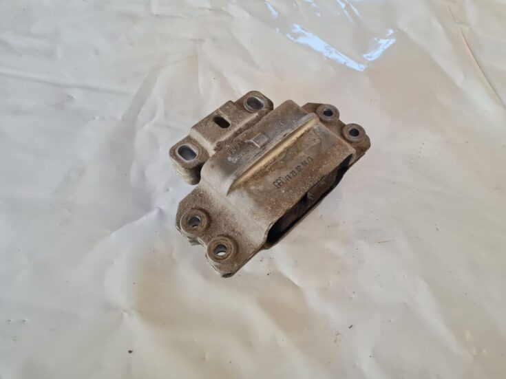 Dzinēja spilvens priekš VW GOLF 5 2004