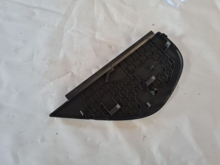 Mērinstrumentu paneļa sānu apdare priekš VW GOLF 5 2004