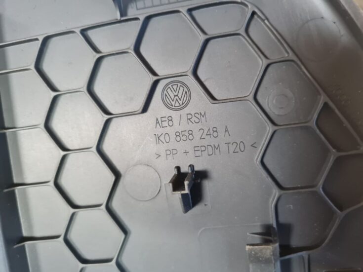 Mērinstrumentu paneļa sānu apdare priekš VW GOLF 5 2004