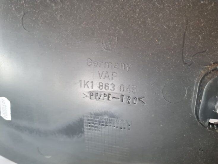 Centrālās konsoles (apdares) sānu panelis priekš VW GOLF 5 2004