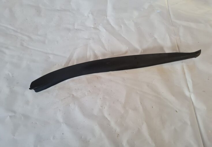 Durvju stikla moldings priekš VW GOLF 5 2004
