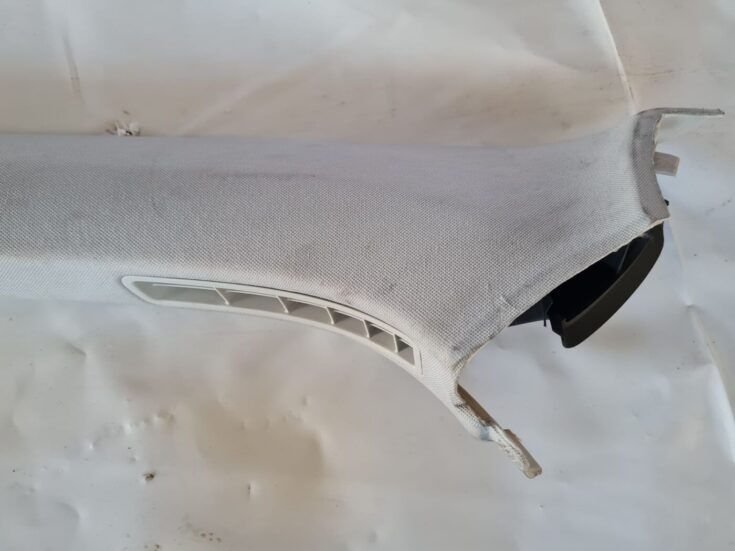 Priekšējas salona statnes apdare priekš VW GOLF 5 2004
